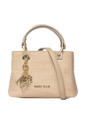 Sac à main beige tressé avec poignée supérieure et bandoulière, orné de breloques dorées pour porte-clés et du logo de la marque Marc Ellis.