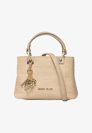 Sac à main beige tressé avec poignée supérieure et bandoulière, orné de breloques dorées pour porte-clés et du logo de la marque Marc Ellis.