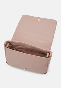 Borsa a tracolla in pelle rosa con hardware dorato, forma rettangolare, superficie liscia e tasca interna con zip; flap aperto per rivelare lo spazio.