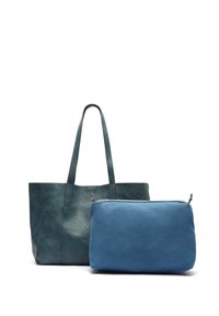 Zielona skórzana torba na ramię z dwoma uchwytami, w połączeniu z niebieską saszetką na zamek. Oba przedmioty mają gładką teksturę i minimalistyczny design.