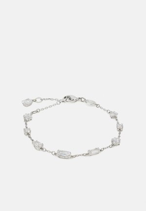 Bracelet en chaîne argentée avec des maillons alternés rectangulaires et ronds ornés de pierres précieuses transparentes, fermé par un fermoir de type homard.