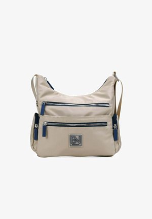 Bolso beige de hombro con múltiples compartimentos con cremallera, tiradores de cremallera azules y un logo frontal en parche con las letras "BN BOSANOVA".