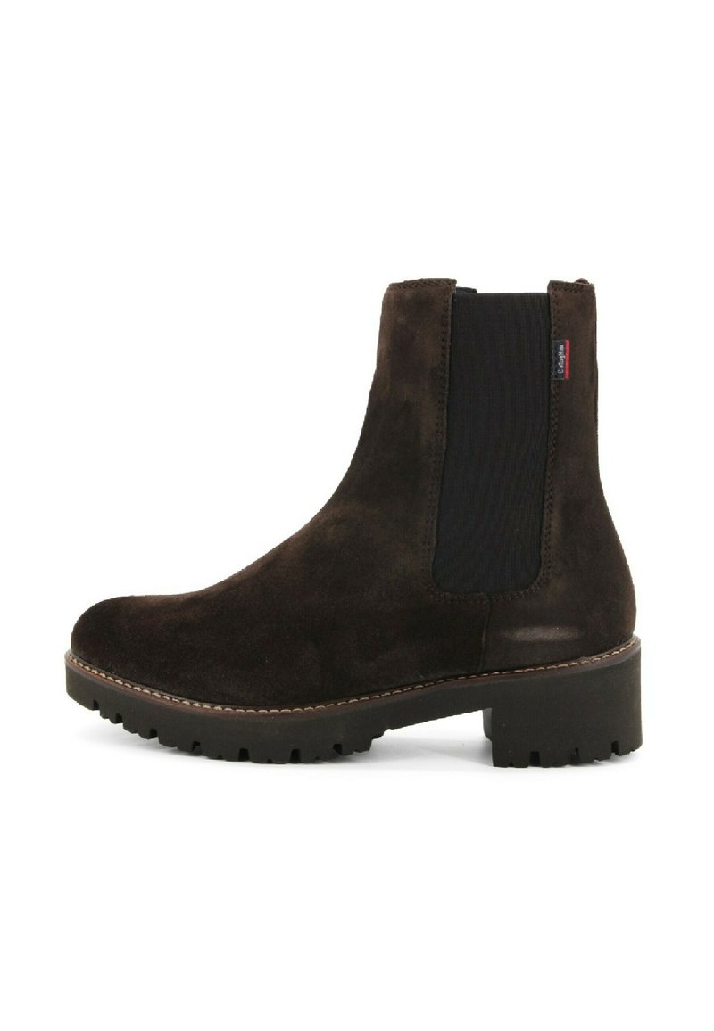 Stivali Chelsea in suede marrone scuro con pannello elastico nero sui lati e suola in gomma spessa con tacco basso.