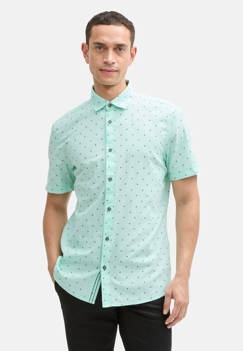 Korte mouwen, mintgroene knoopshirt met zwart stippenpatroon, kraag en rechte zoom, gemaakt van lichtgewicht stof.