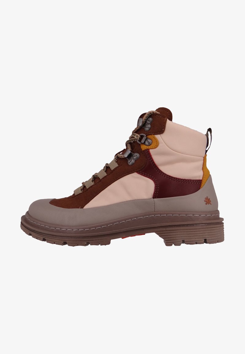 Buty trekkingowe z beżową cholewką, brązowymi akcentami z zamszu i szarym gumowym bieżnikiem. Wyposażone w metalowe oczka i teksturowaną podeszwę dla lepszej przyczepności.