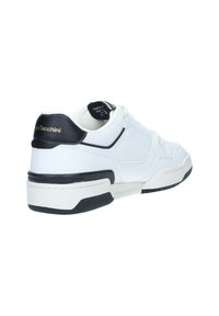 Sneaker bianco con accenti neri, parte superiore in materiale sintetico liscio, suola in gomma e colletto imbottito. Presenta il logo del marchio in rilievo sul tallone.