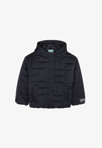 Veste doudoune marine avec capuche, dotée d'une fermeture éclair sur le devant et de deux poches latérales, conçue pour la chaleur et le confort. Logo KENZO sur la manche.