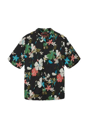 Koszula z krótkim rękawem z czarnej tkaniny, zdobiona wielokolorowym wzorem kwiatowym z czerwonymi, białymi, niebieskimi i zielonymi akcentami oraz zapinana na guziki z przodu.
