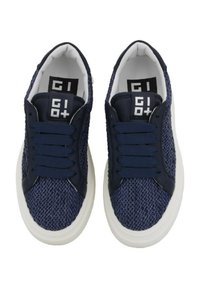 Sneaker intrecciato blu con lacci blu, colletto imbottito e suola in gomma bianca. Presenta un logo sulla linguetta e texturi a contrasto in tutto il modello.