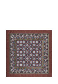 Brązowy szalik w wzory z paisley i geometrycznymi motywami w niebieskim, białym i złotym akcentach, wykonany z gładkiego materiału.