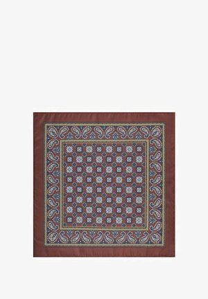 Brązowy szalik w wzory z paisley i geometrycznymi motywami w niebieskim, białym i złotym akcentach, wykonany z gładkiego materiału.