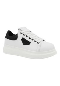Sneaker bianco con tomaia in pelle testurizzata, accento nero sul tallone e una patch logos rettangolare sul lato. Dotato di lacci bianchi e suola spessa.
