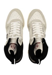 Höga sneakers i vitt läder och grå mocka, med svarta detaljer, perforerad tå och vita snören. Gummikälla med logotypdetalj.