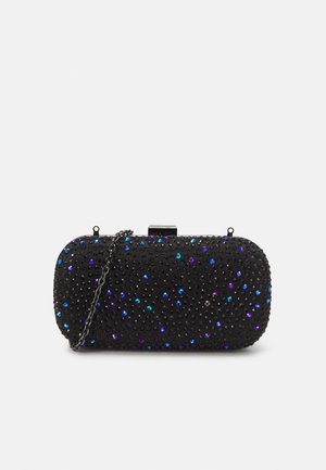 Pochette ovale noire avec des clous noirs, bleus et violets, dotée d'une fermeture métallique et d'une bandoulière chaîne amovible sur fond blanc.