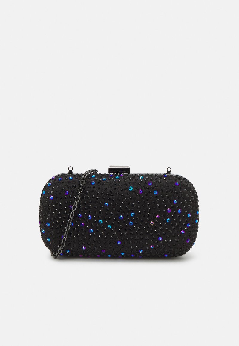 Pochette ovale noire avec des clous noirs, bleus et violets, dotée d'une fermeture métallique et d'une bandoulière chaîne amovible sur fond blanc.