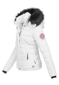 Witte pufferjack met een afneembare zwarte bontkap, ritszakken, ribgebreide manchetten en een logopatch op de mouw; gestept textuur.