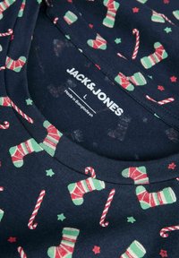 Marineblaues Jack & Jones-Hemd mit Weihnachtsmuster aus Zuckerstangen und gestreiften Strümpfen, Größe L, hergestellt in Bangladesch.