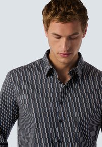 Button-up shirt in donker marineblauw met een geometrisch patroon in lichtblauw en room. Gladde stof, klassieke kraag en details van de knoopsluiting aan de voorkant.