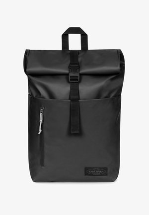 Zaino roll-top nero realizzato in tessuto resistente, con una tasca anteriore con zip, spallacci regolabili e un'etichetta con logo sulla parte inferiore.