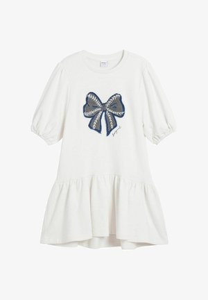 Biele bavlnené šaty s naberanými rukávmi, volánovým lemom a modrou vyšívanou mašľou na hrudi. Mäkká textúra, pohodlný strih a jednoduchý štýl.