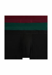 Tre par Tommy Hilfiger boxer briefs i burgunder, grøn og sort. Hver med et tekstureret elastikbånd med logodetaljer.