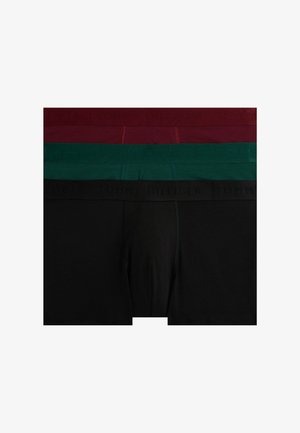 Drei Paar Tommy Hilfiger Boxer-Shorts in Bordeauxrot, Grün und Schwarz. Jedes Paar hat einen strukturierten Bund mit Logodetail.