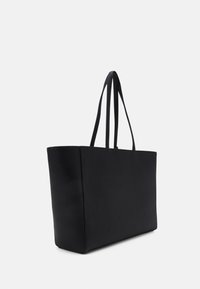 Černá kožená taška přes rameno se strukturovaným obdélníkovým tvarem, texturovaným povrchem a dvěma dlouhými uchy. Bez viditelného kovového příslušenství nebo akcentů.