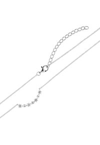 Zilveren ketting met een schakeltje en een karabijnhaak en een rij van vijf sprankelende edelstenen in verschillende vormen. Delicaat en verfijnd ontwerp.