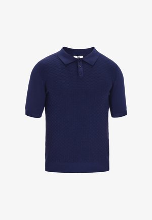 Tamsiai mėlynas trumpomis rankovėmis polo marškinėliai su tekstūruotu rombų raštu, 3 mygtukų užsegimu ir veliūrine apykakle bei apačia. Pagaminta iš mezginio audinio.