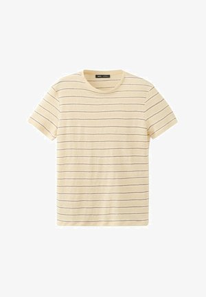 Beiges kurzärmeliges T-Shirt mit dünnen horizontalen braunen Streifen und rundem Ausschnitt, flach auf einem weißen Hintergrund gelegt.