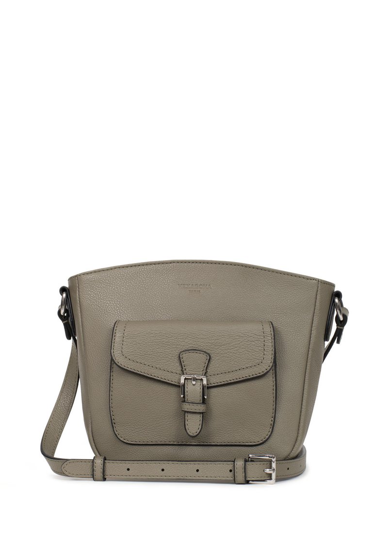Borsa a spalla in pelle verde tenue, con tasca a pattina e fibbia, tracolla regolabile e forma strutturata. Finitura testurizzata.