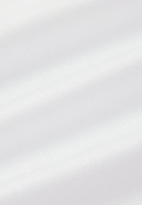 Biały materiał o delikatnej strukturze kratki, przedstawiony w miękkich fałdach i zbliżeniu, aby uwypuklić szczegóły tkaniny.