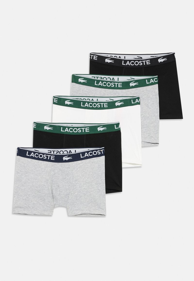 Öt pár boxer alsónadrág szürke, fehér, fekete és zöld színben, kontrasztos elasztikus derékpánttal, amelyen Lacoste logó található.