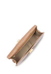 Portafoglio beige con motivo coccodrillo e finiture dorate; si apre per rivelare un interno in tessuto beige con un'unica tasca e senza tasche aggiuntive.