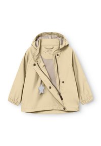 Giacca impermeabile beige chiaro con cappuccio, dotata di zip frontale, bottoni automatici e tirazip a forma di stella. Polsini elastici e vestibilità morbida.