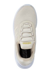 Baskets de sport beiges avec une tige en mesh, design sans lacets, col rembourré, semelle blanche et logo "adidas" en jaune sur la languette.