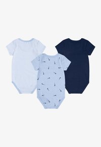 Tres bodies de bebé: de rayas azul claro, azul claro con pequeños logotipos y de color navy sólido. Hechos de algodón, con mangas cortas y cierres de presión.