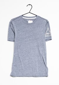 Šedé tričko s krátkým rukávem vyrobené z měkkého materiálu, s kulatým výstřihem a bílým logem Reebok na levém rukávu.
