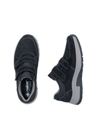 Chaussures en suede bleu foncé avec double bande Velcro, surpiqûres grises, semelle intérieure rembourrée et semelle en caoutchouc gris texturé.