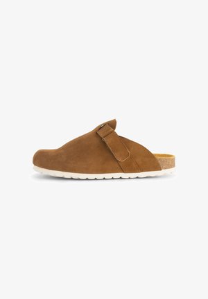 Brauner Slip-On-Clog aus Wildleder mit verstellbarem Riemen, Kork-Fußbett und weißer Gummisohle, seitlich auf weißem Hintergrund betrachtet.
