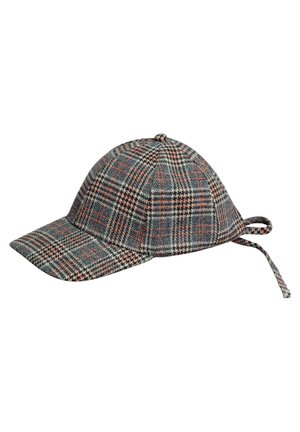 Grijze, zwarte en rode geruite stoffen baseballpet met een gebogen klep en een geknoopte band aan de achterkant tegen een witte achtergrond.