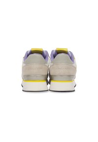 Sneaker con tomaia in suede grigio e mesh, arricchita da dettagli viola e gialli. Presenta un'etichetta posteriore e una suola bianca spessa.