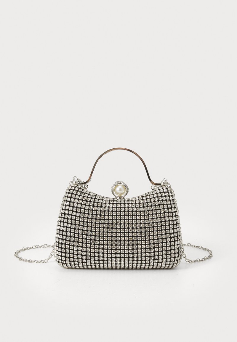 Petit sac à main noir orné d'un motif clouté argenté, avec une anse supérieure courbée et un accent en perles. Il est doté d'une chaîne amovible.