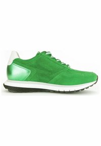 Zapatillas de ante verde con acentos metálicos verdes, talón blanco y suela de goma negra. Cuentan con cordones y un diseño de suela acolchada.