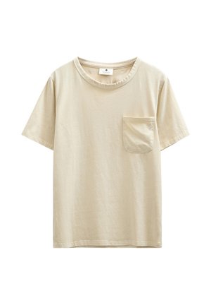 T-shirt beige a maniche corte con collo rotondo e una piccola tasca sul petto a sinistra, mostrata su sfondo bianco.