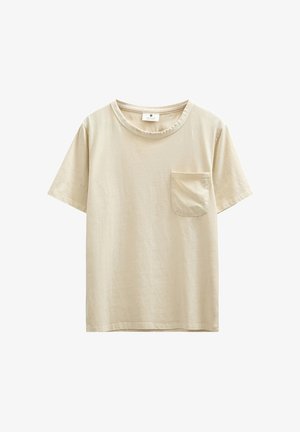 T-shirt beige a maniche corte con collo rotondo e una piccola tasca sul petto a sinistra, mostrata su sfondo bianco.