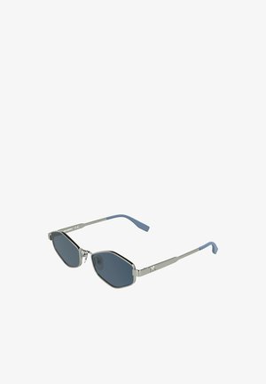 Occhiali da sole in metallo con forma angolare, lenti scure e stanghette con accenti blu; presentano una montatura argento con finitura riflettente.