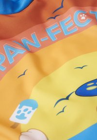 Tessuto colorato con sfumature di arancione e giallo, caratterizzato da un design in stile cartone animato, con il testo "PAW-FECT" e un'illustrazione di un gelato.