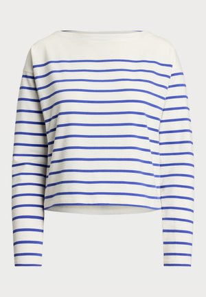 Top branco de mangas longas com riscas horizontais azuis, apresentando um decote barco e um estilo cropped. Material de algodão suave com uma textura lisa.