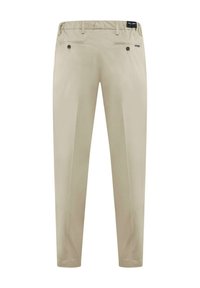 Chino beige con una texture liscia, taglio dritto, due tasche frontali con bottoni e una vita sicura. Presenta un branding minimale.